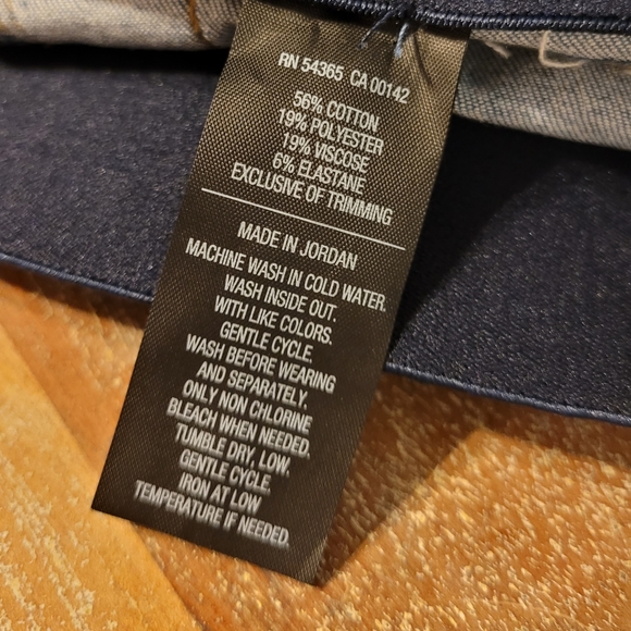 Peter Nygard Capri Tummy Control- 4 Way Stretch - Picture 7 of 7